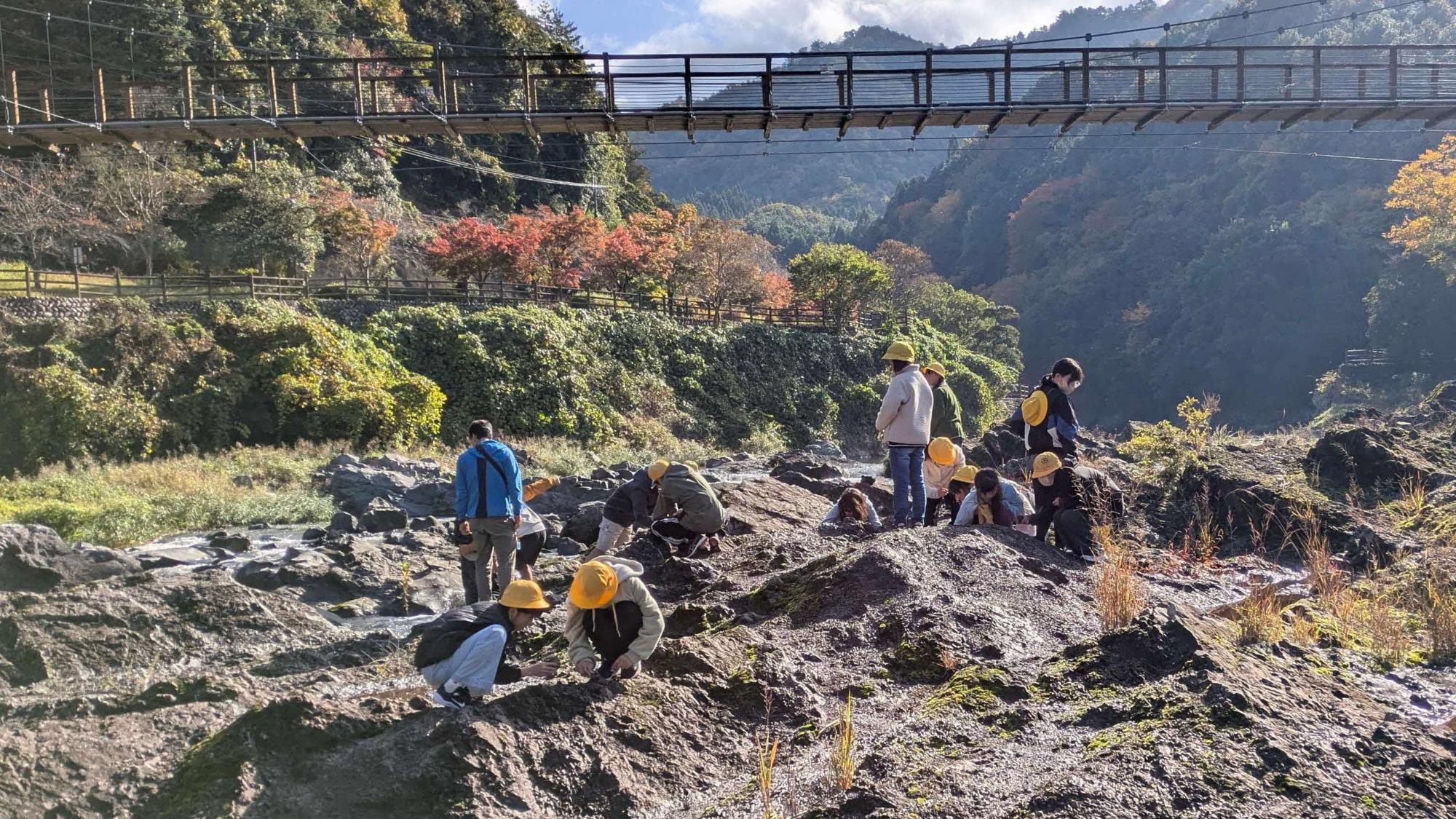 学習プログラムでの地層観察の様子