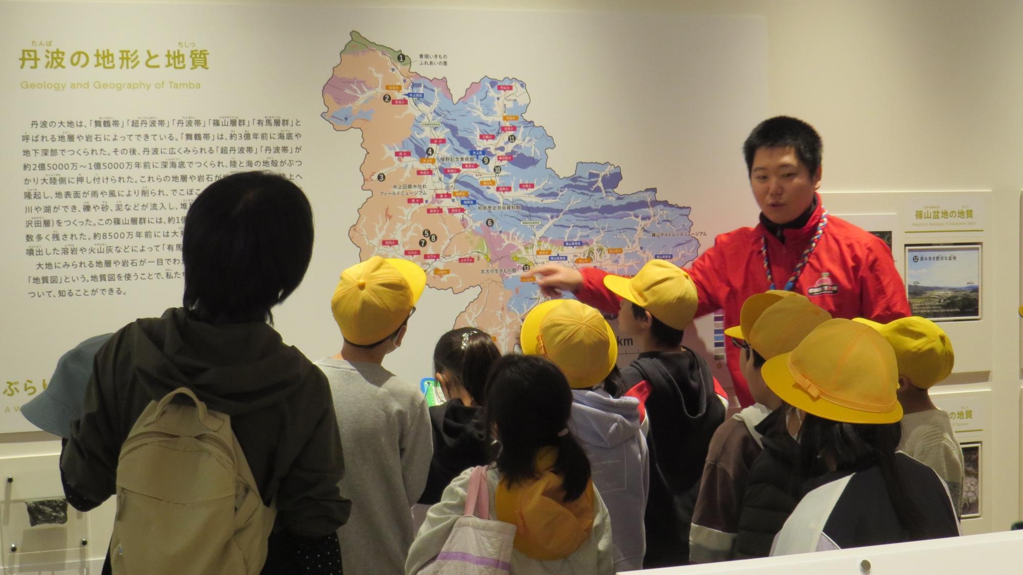 学習プログラムでの館内見学の様子