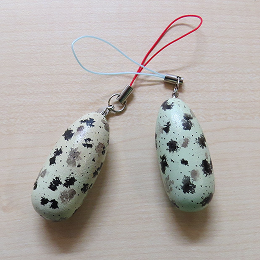 恐竜の卵のレプリカキーホルダー2点 先端にキーホルダーのわっかがついている