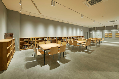 ゾーン5未来への軌跡 机といすが複数あり多くの本が入った本棚が周りを囲む